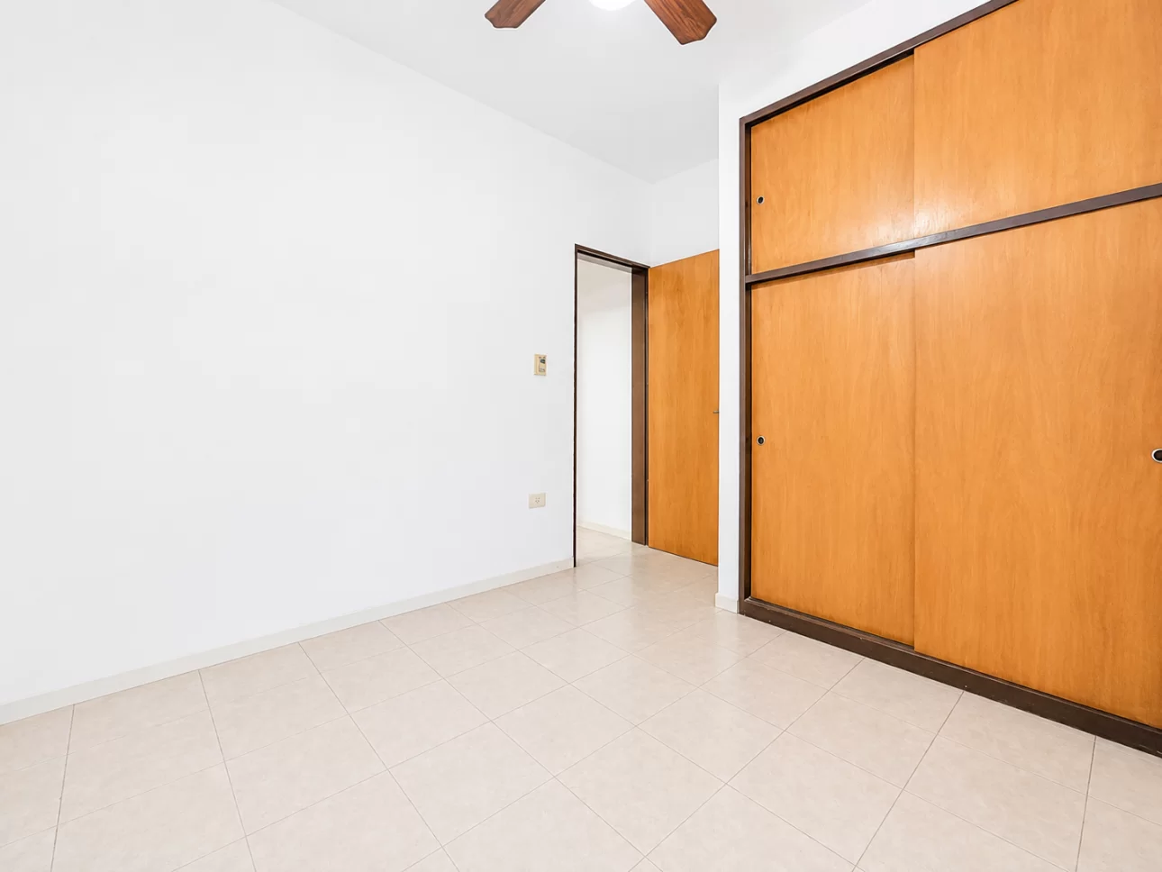 Departamento de 2 ambientes con jardin y cochera