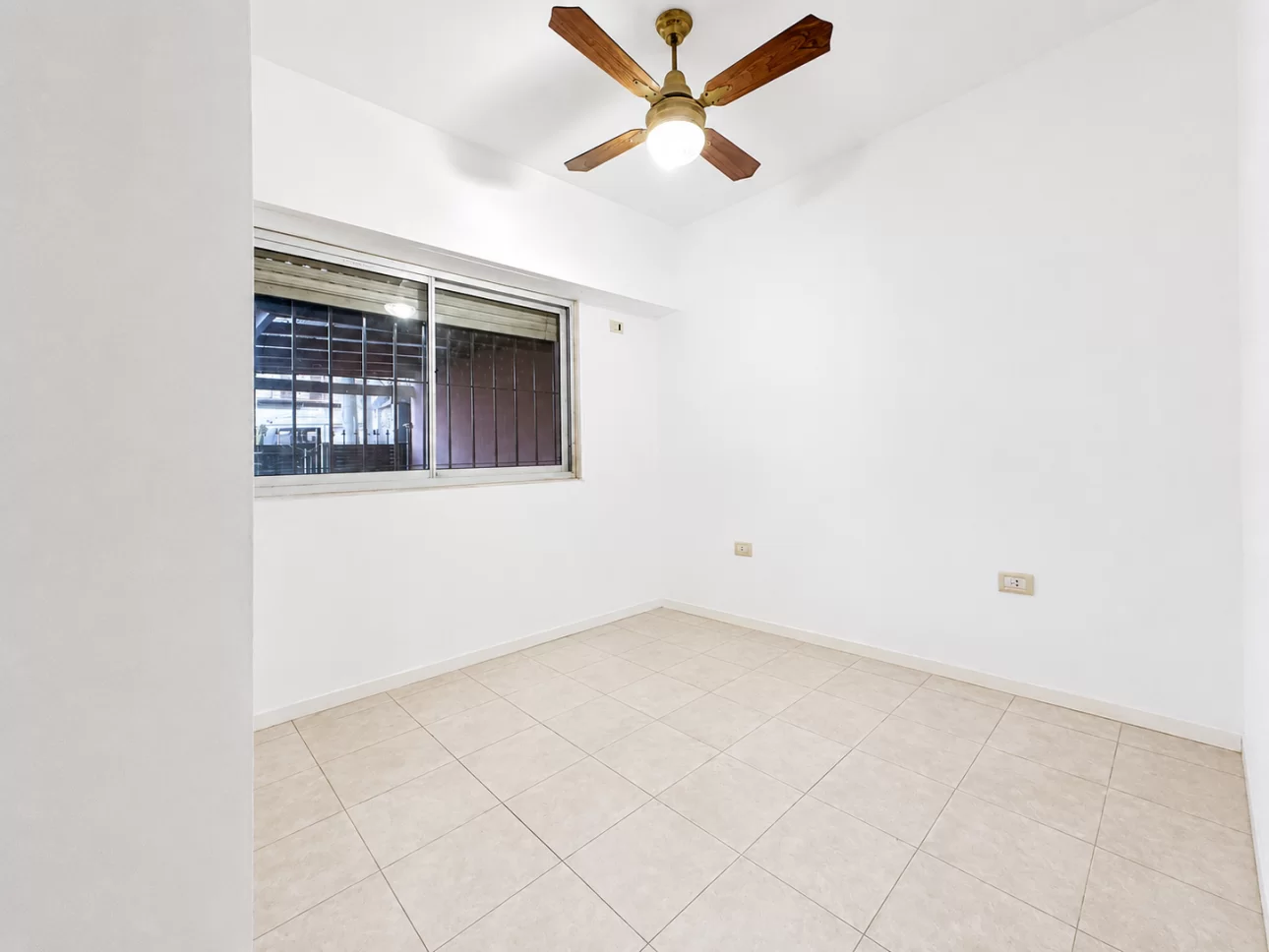 Departamento de 2 ambientes con jardin y cochera