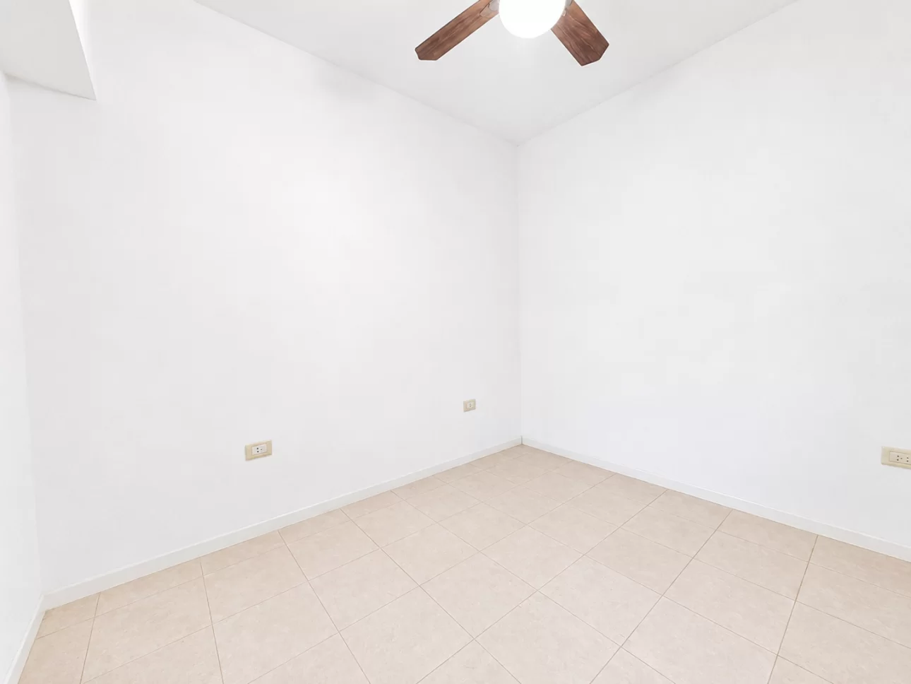 Departamento de 2 ambientes con jardin y cochera