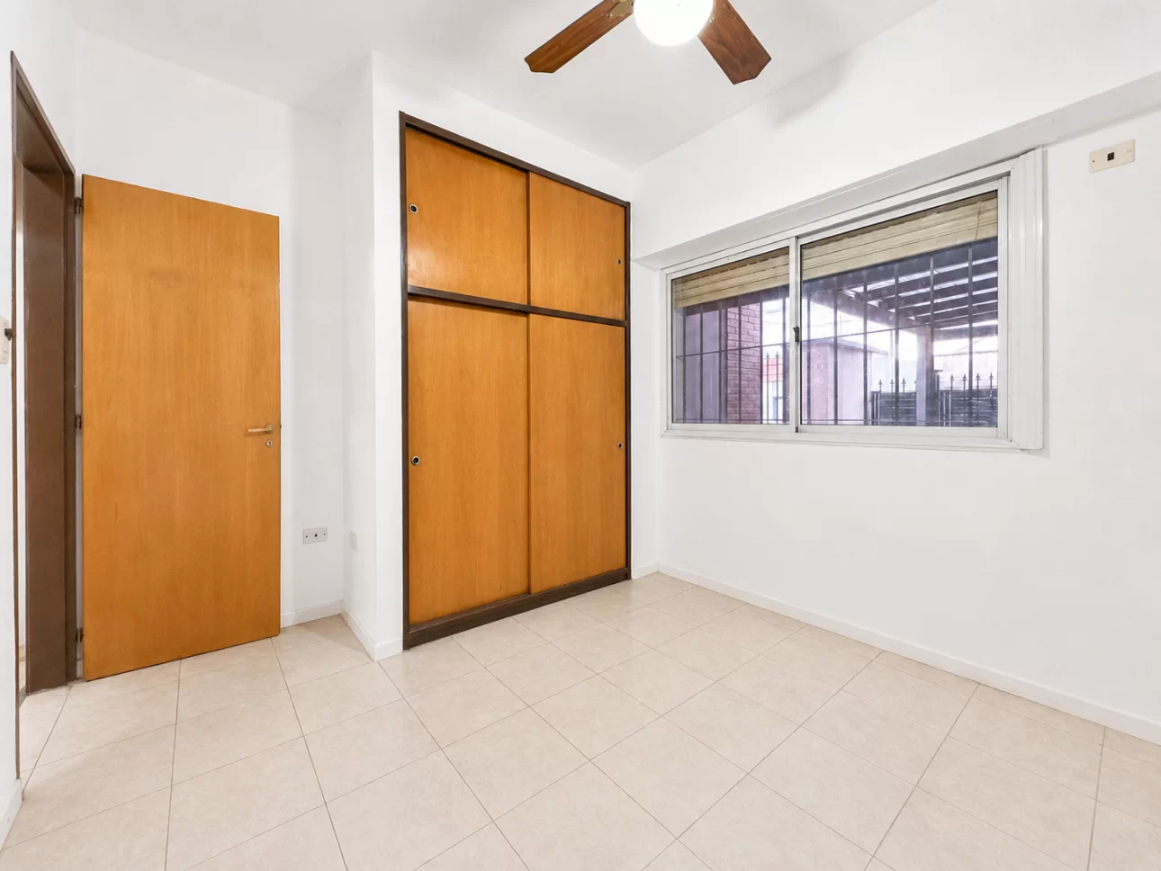 Departamento de 2 ambientes con jardin y cochera
