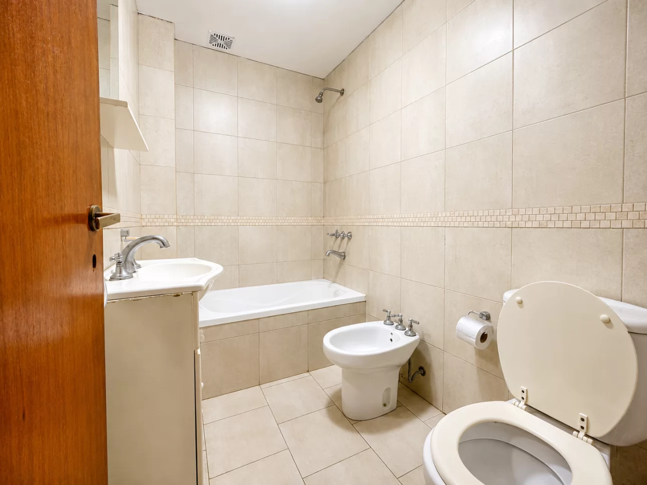 Departamento de 2 ambientes con jardin y cochera