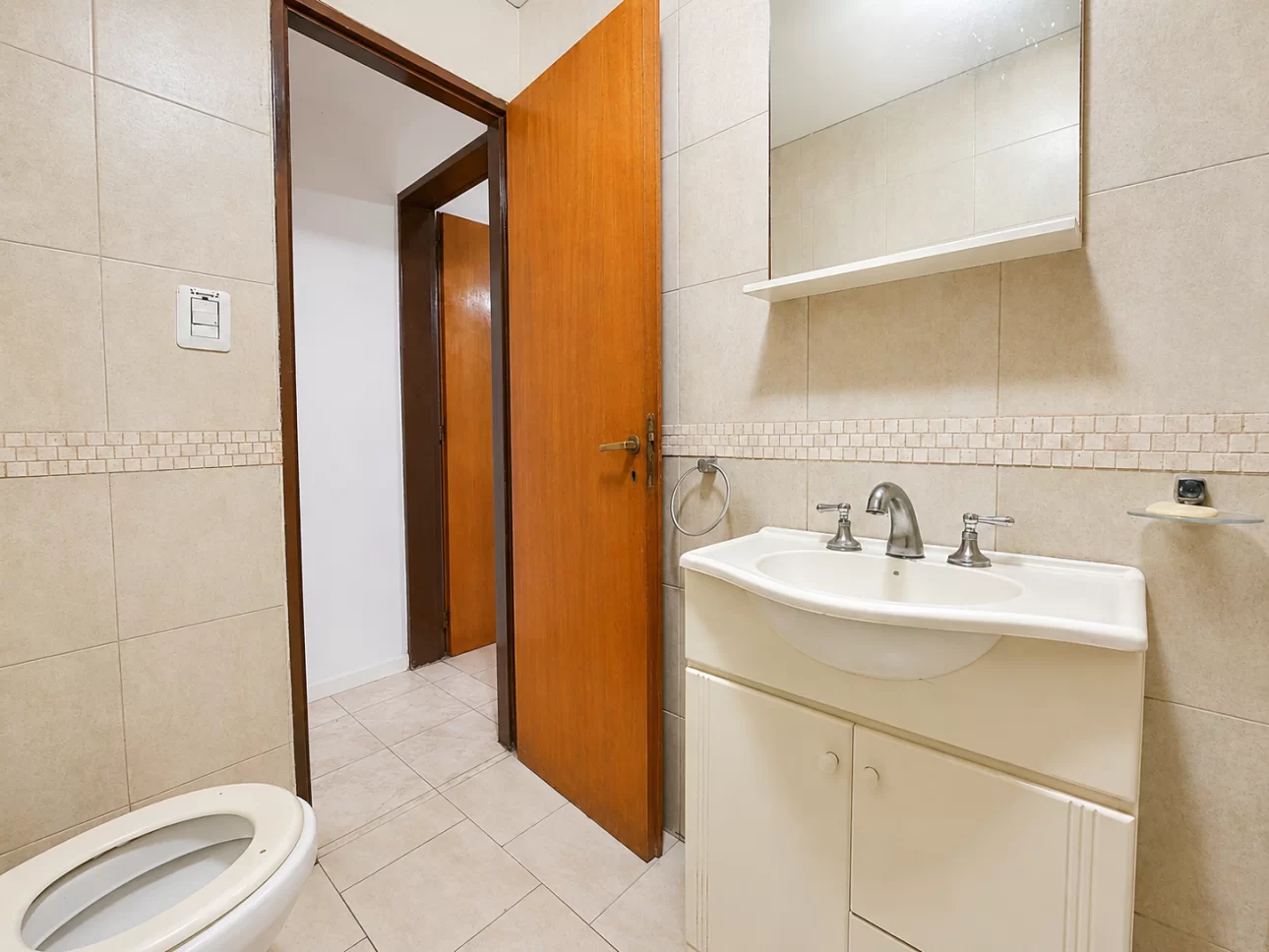 Departamento de 2 ambientes con jardin y cochera