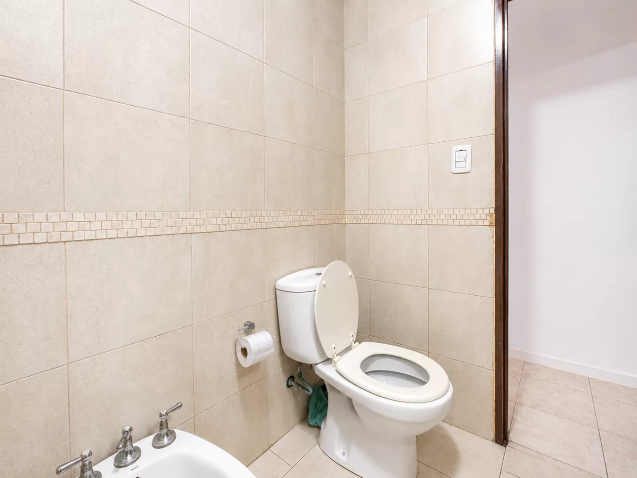 Departamento de 2 ambientes con jardin y cochera