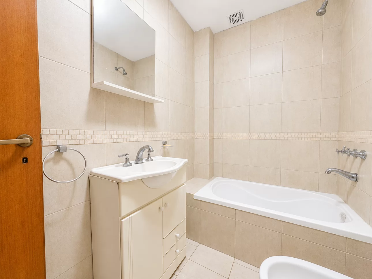 Departamento de 2 ambientes con jardin y cochera