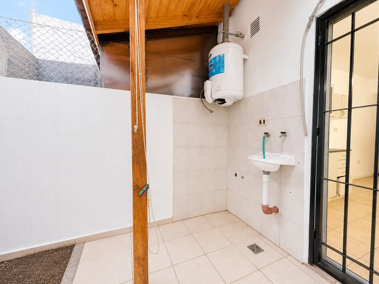 Departamento de 2 ambientes con jardin y cochera