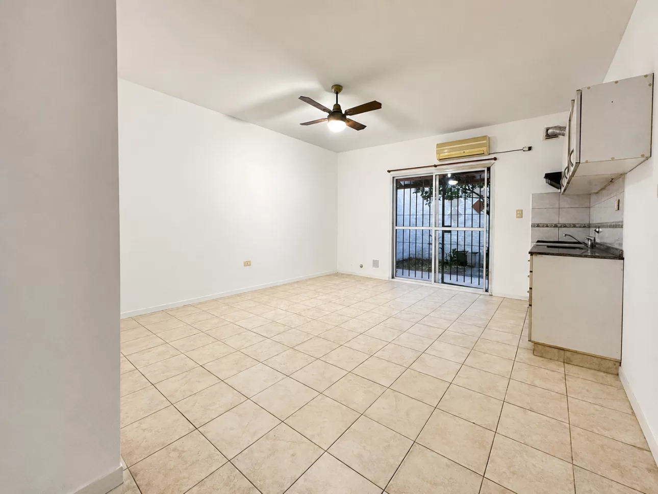 Departamento de 2 ambientes con jardin y cochera