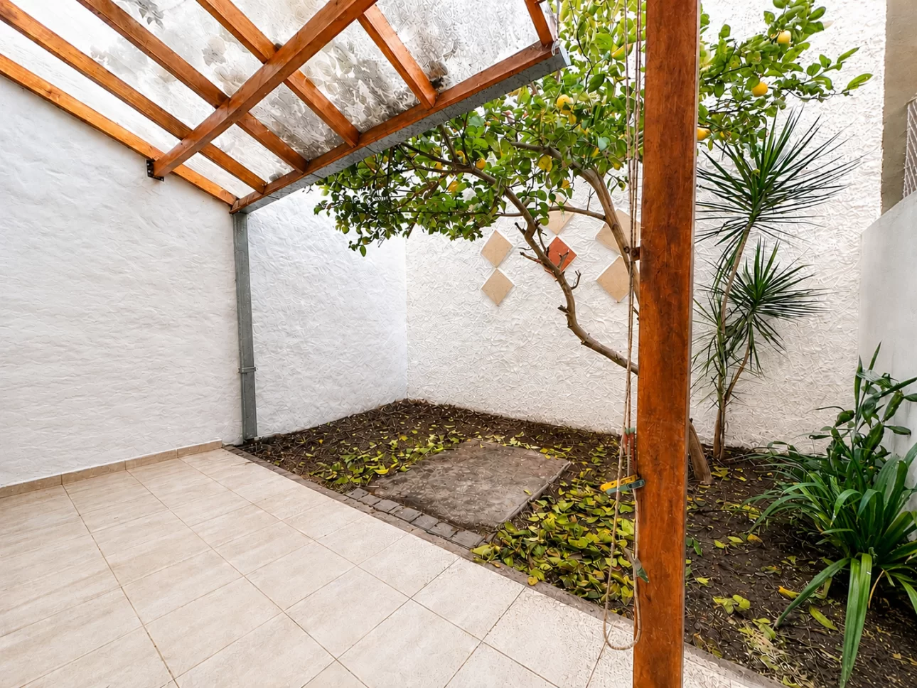 Departamento de 2 ambientes con jardin y cochera