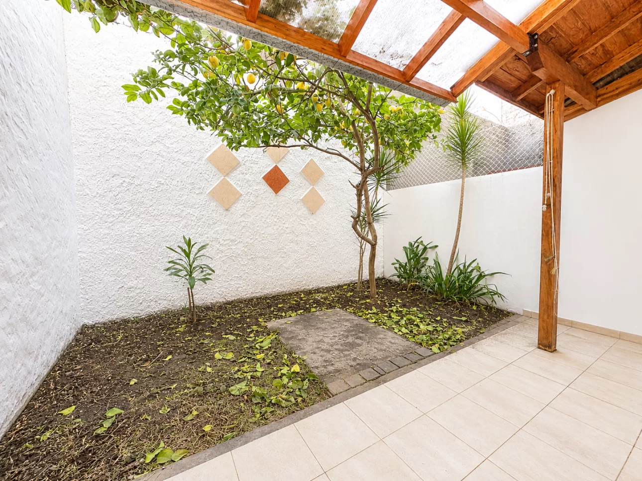 Departamento de 2 ambientes con jardin y cochera