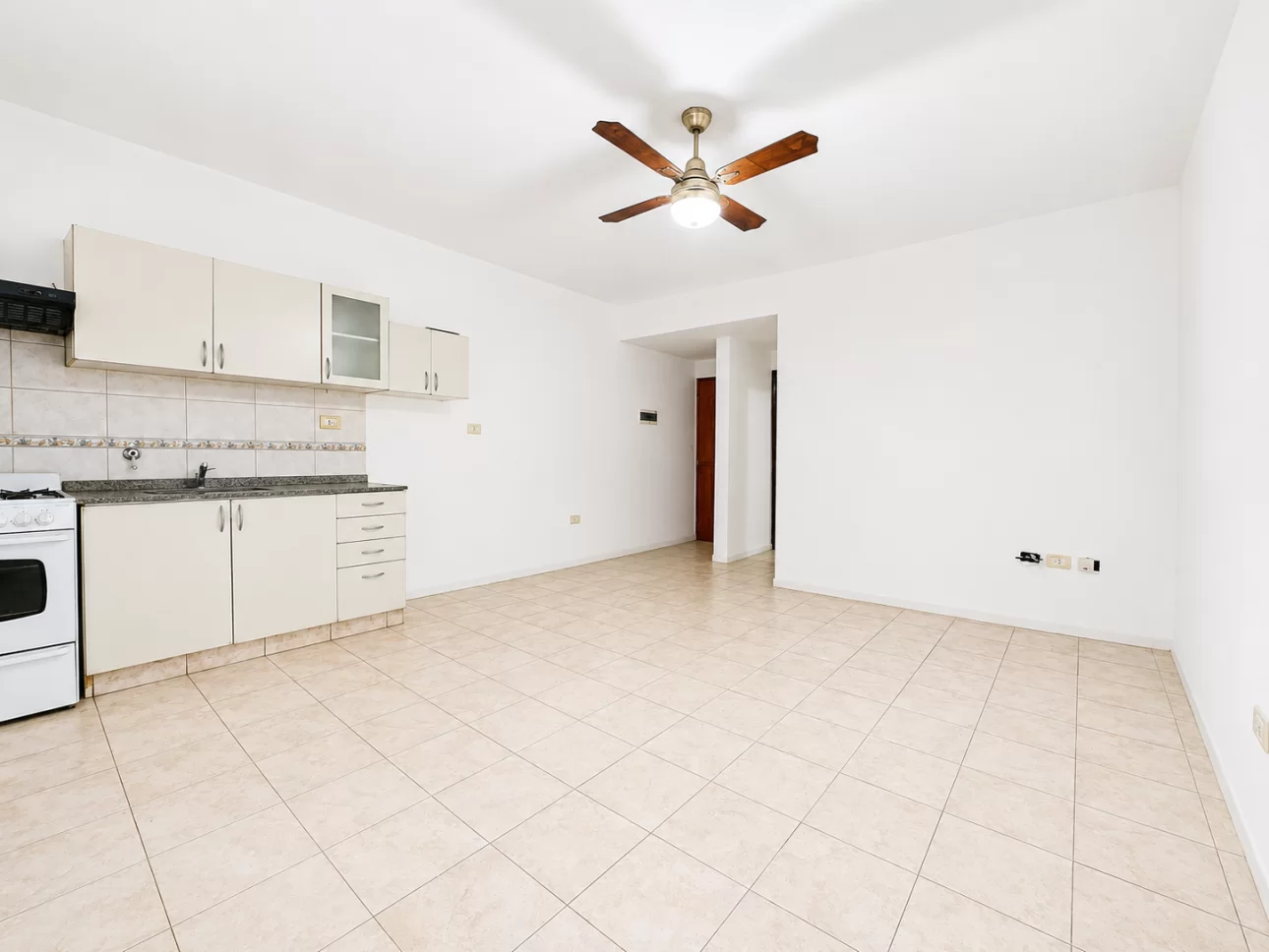 Departamento de 2 ambientes con jardin y cochera