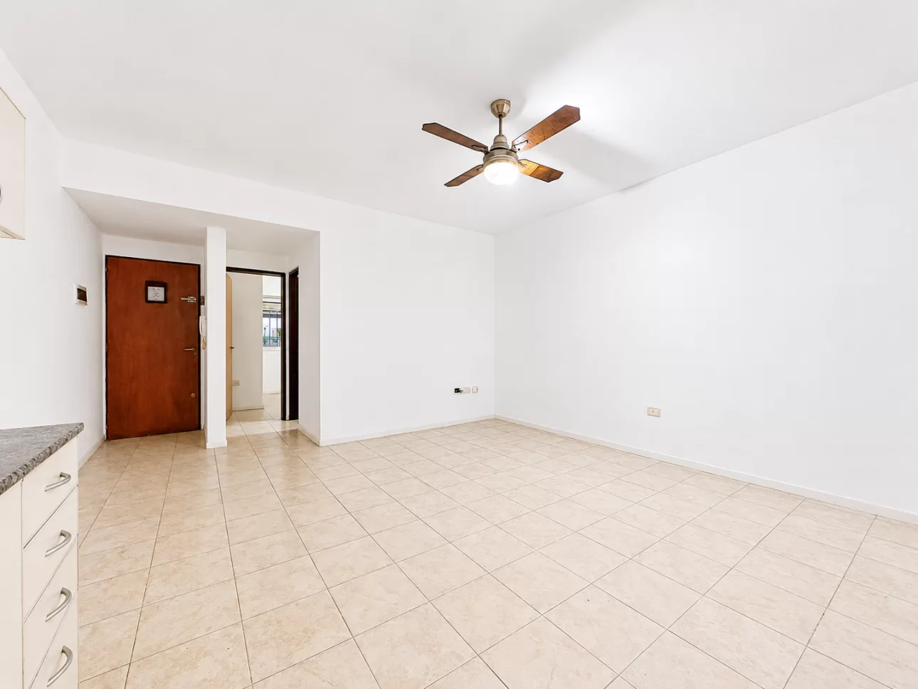 Departamento de 2 ambientes con jardin y cochera
