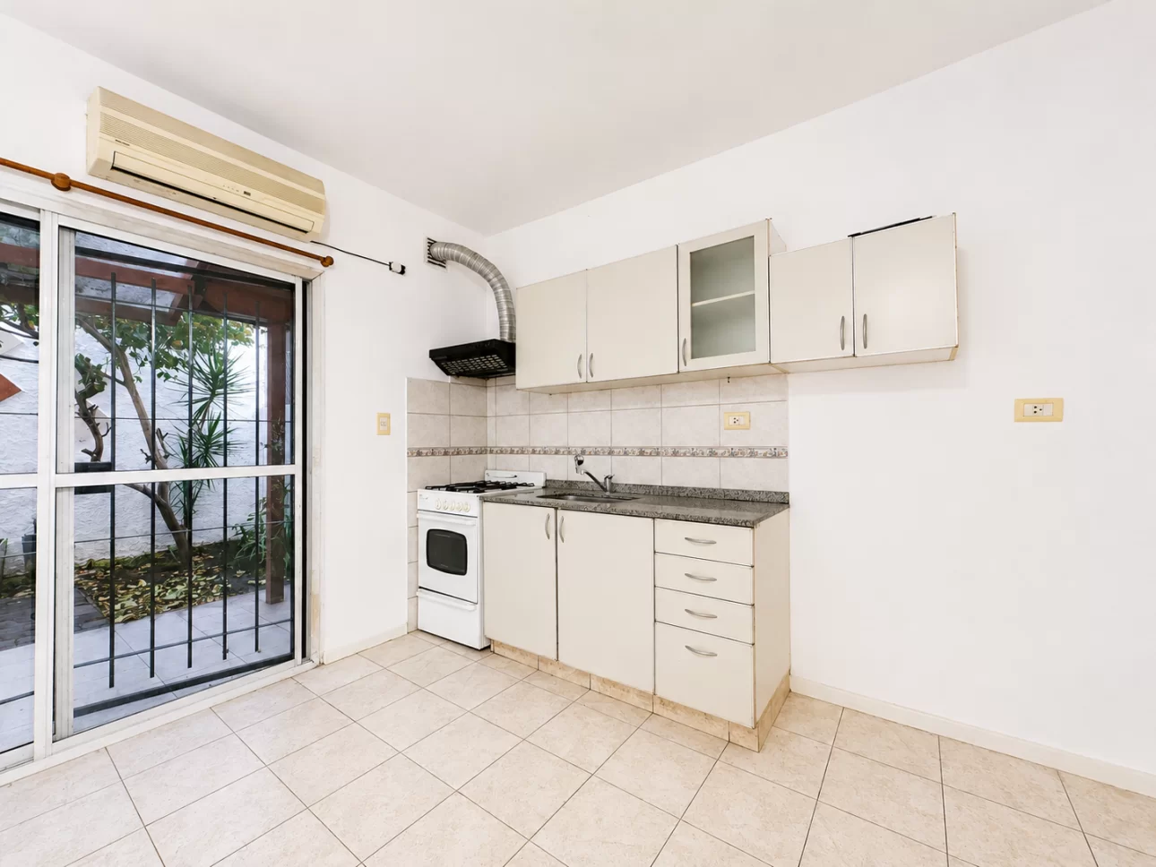 Departamento de 2 ambientes con jardin y cochera