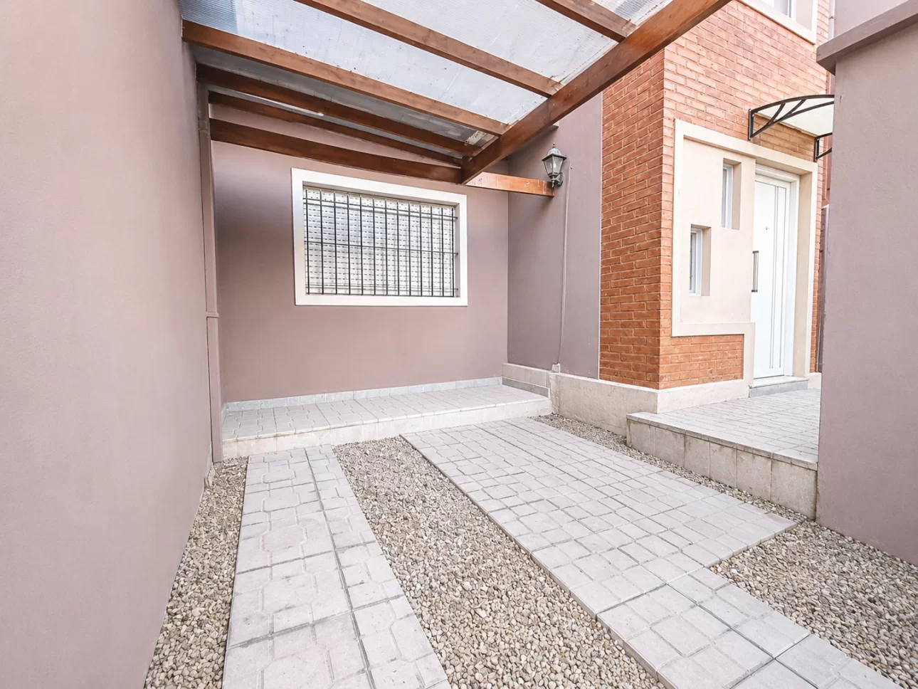 Departamento de 2 ambientes con jardin y cochera