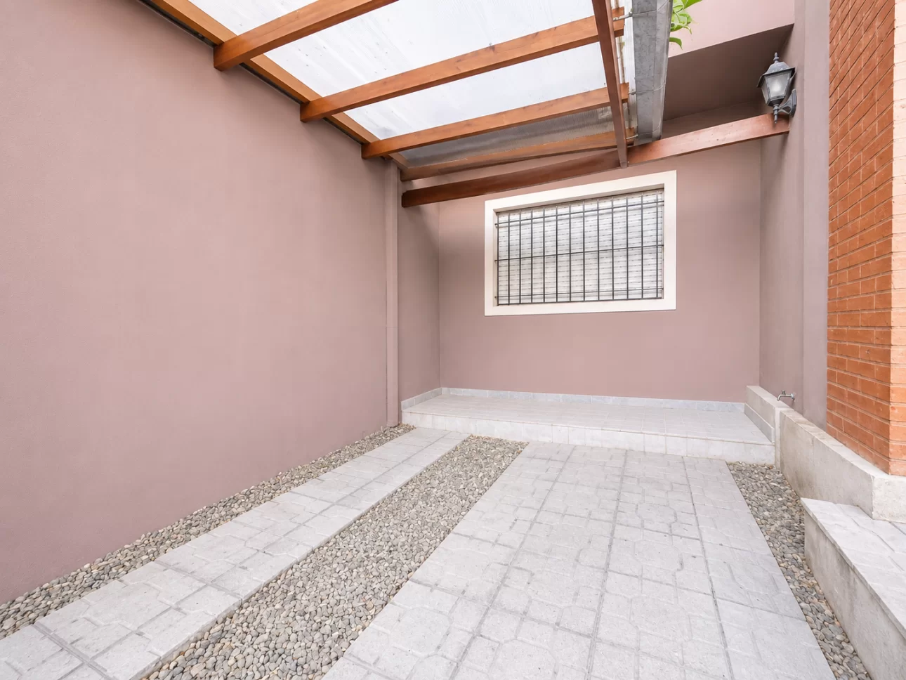 Departamento de 2 ambientes con jardin y cochera