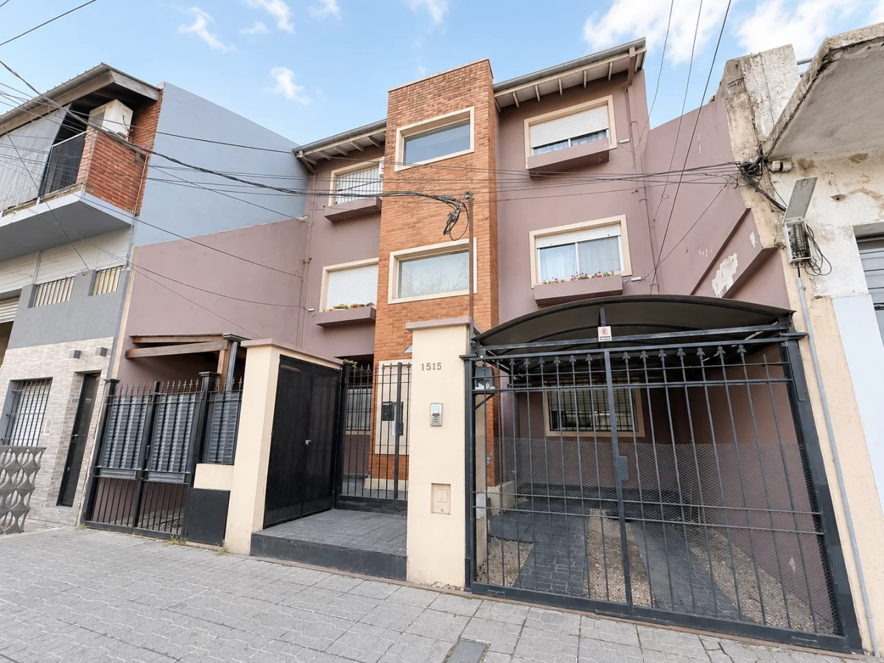 Departamento de 2 ambientes con jardin y cochera