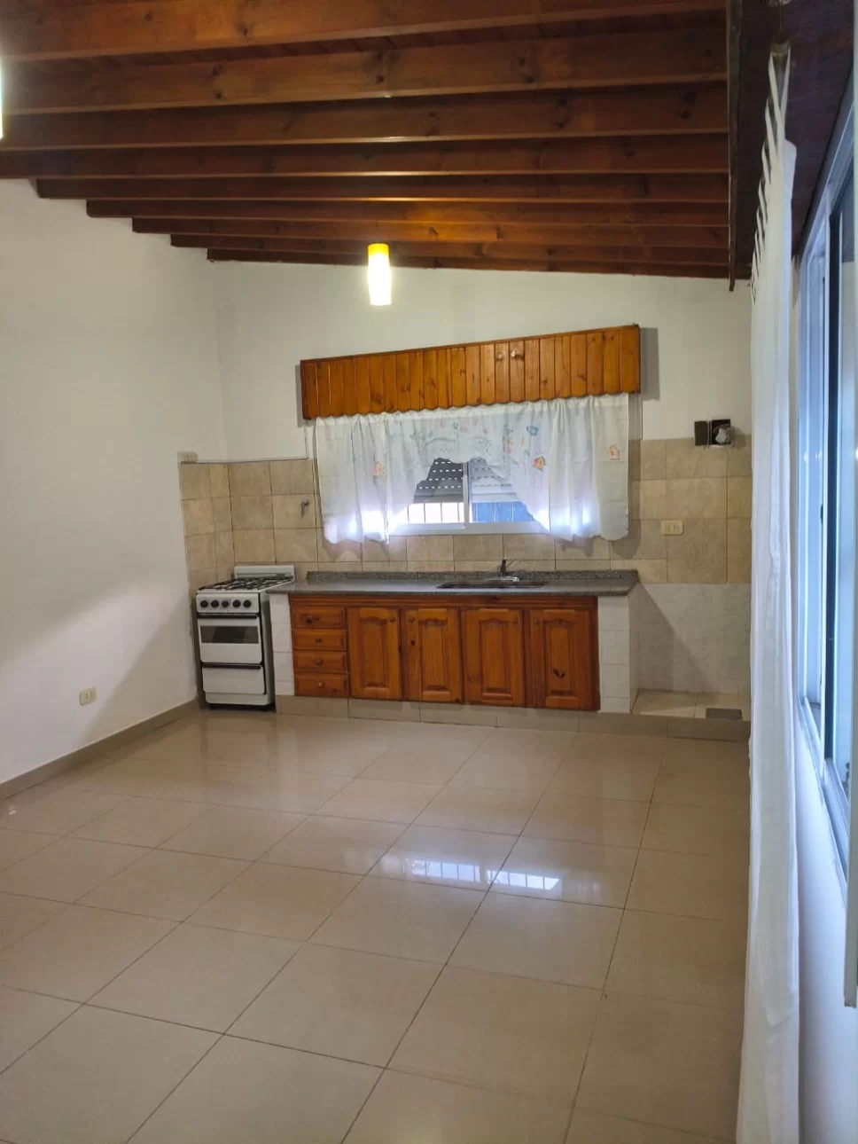 CASA CON COCHERA EN ALQUILER