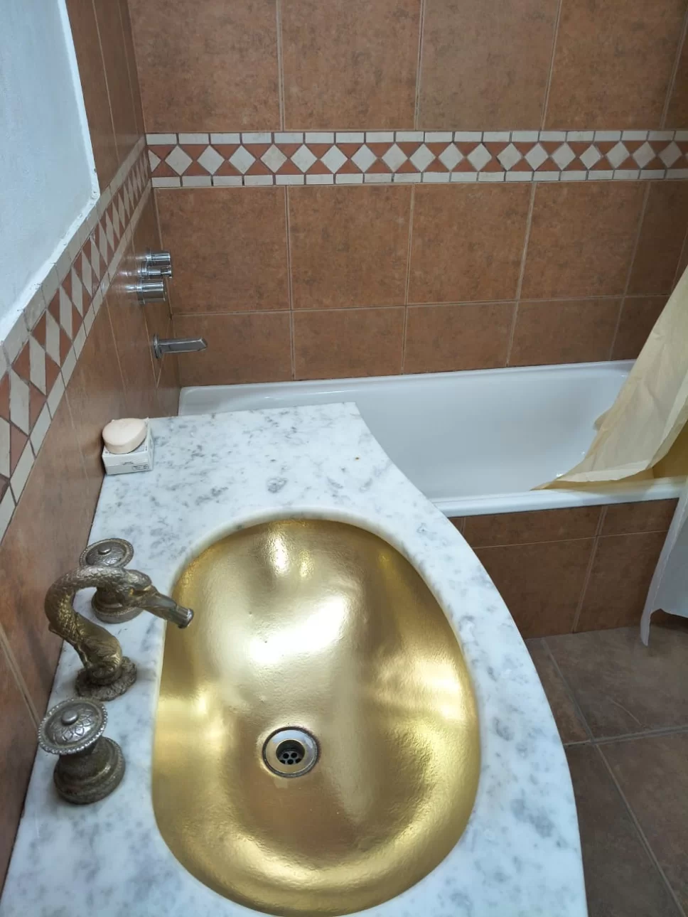CASA CON COCHERA EN ALQUILER