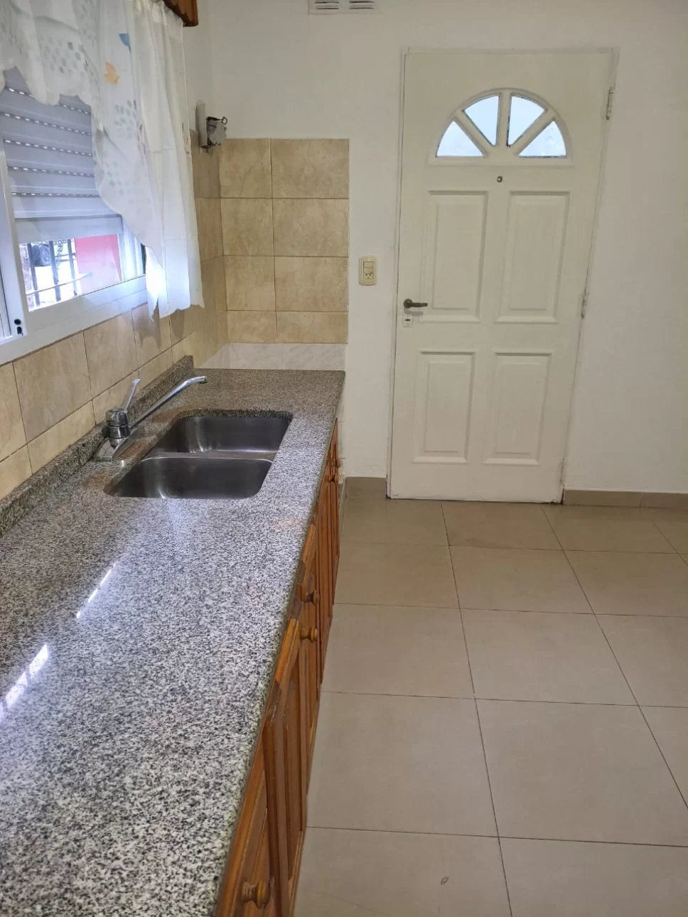 CASA CON COCHERA EN ALQUILER