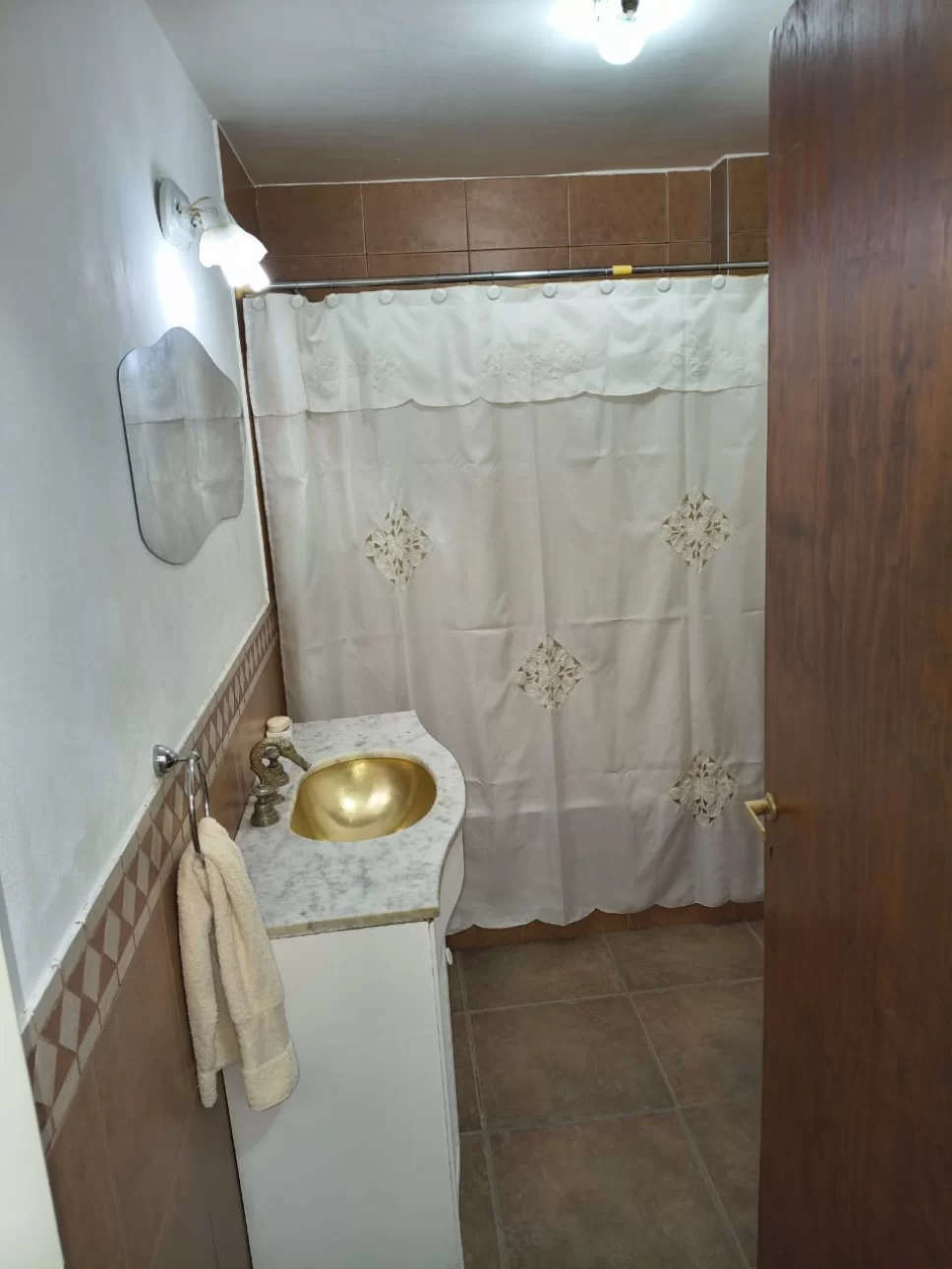 CASA CON COCHERA EN ALQUILER