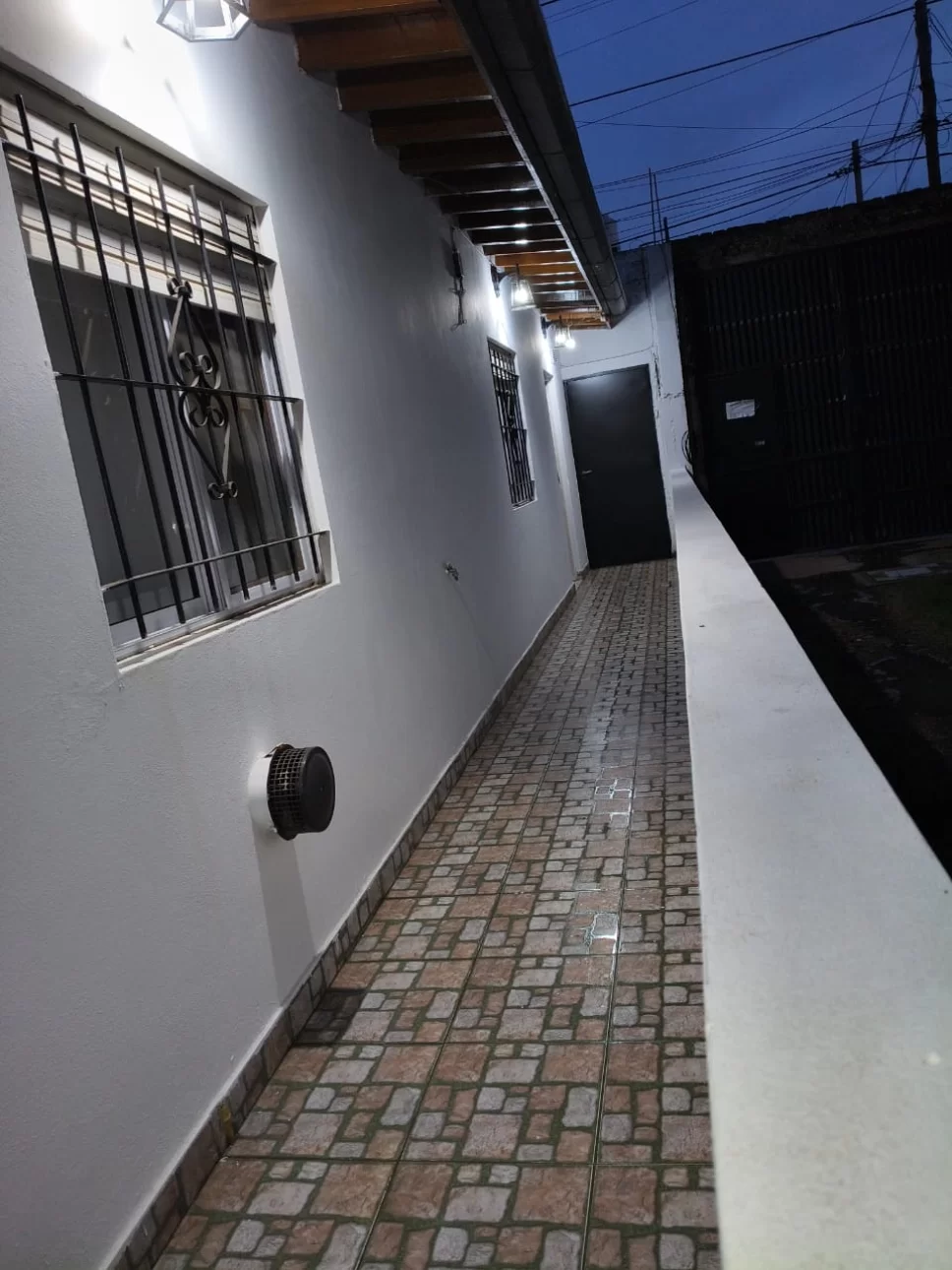 CASA CON COCHERA EN ALQUILER