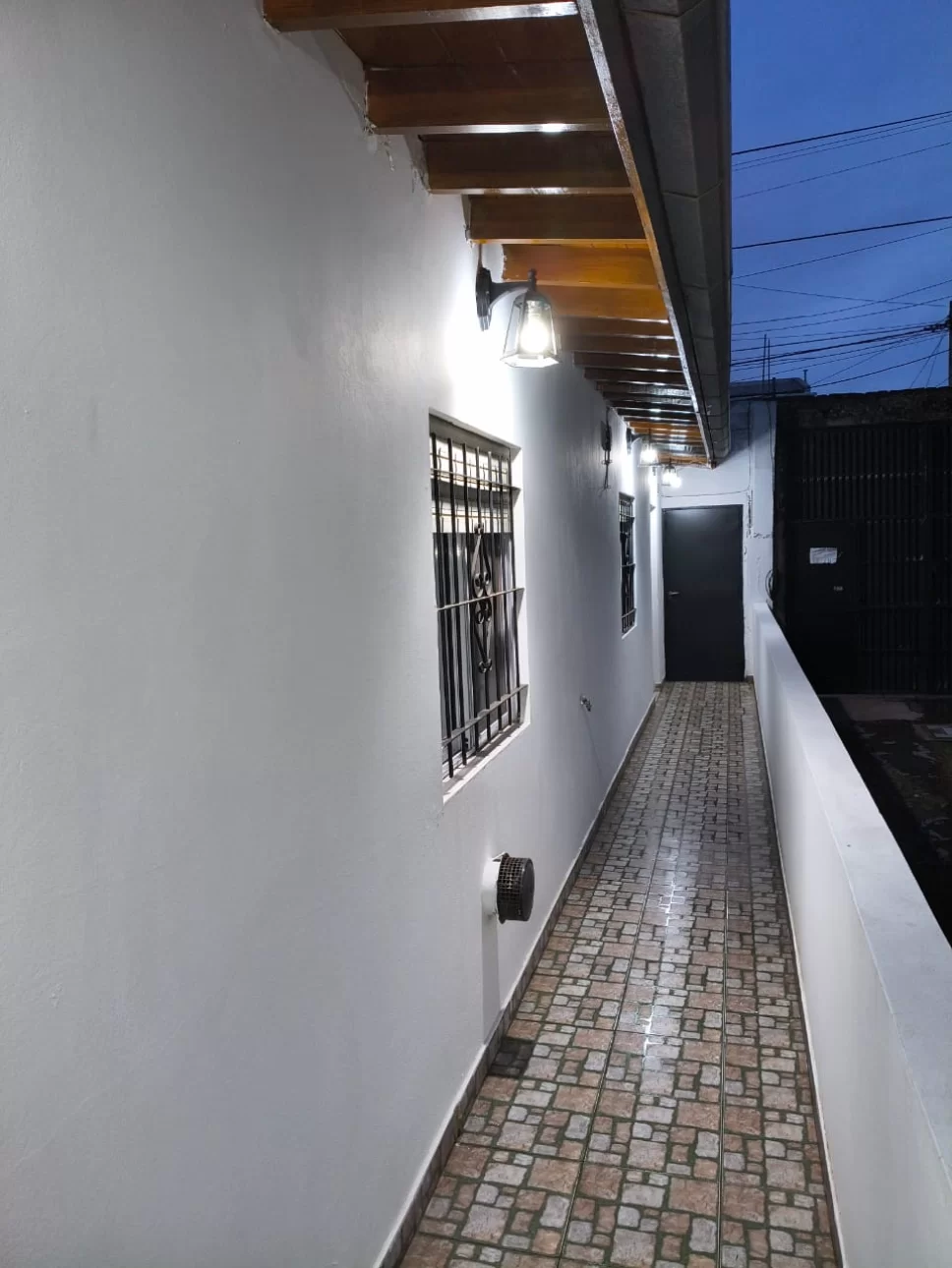 CASA CON COCHERA EN ALQUILER