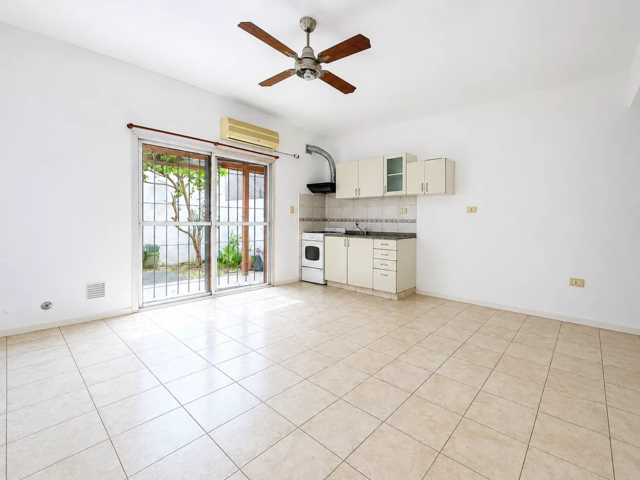 Departamento de 2 ambientes con jardin y cochera