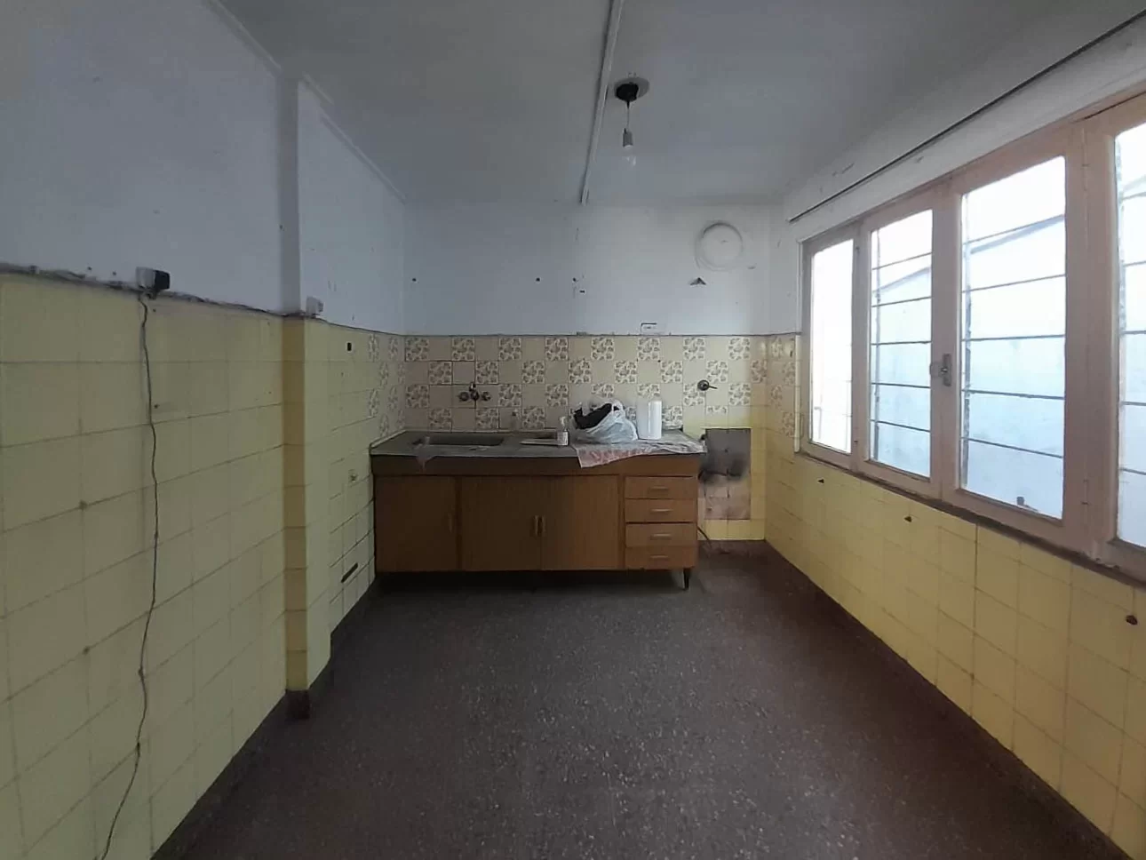 LOTE CON CASA A DEMOLER  PREFABRICADA