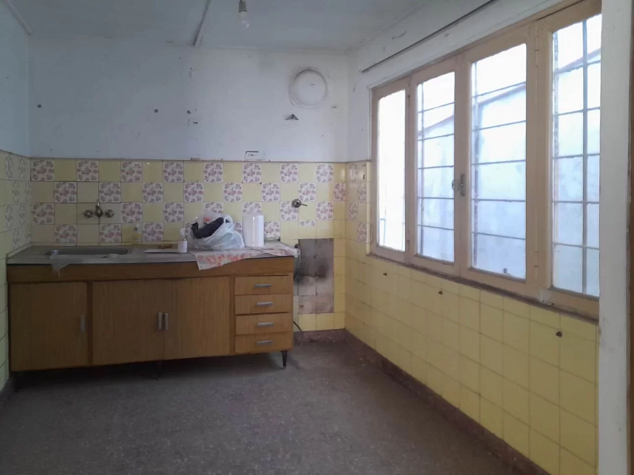 LOTE CON CASA A DEMOLER  PREFABRICADA