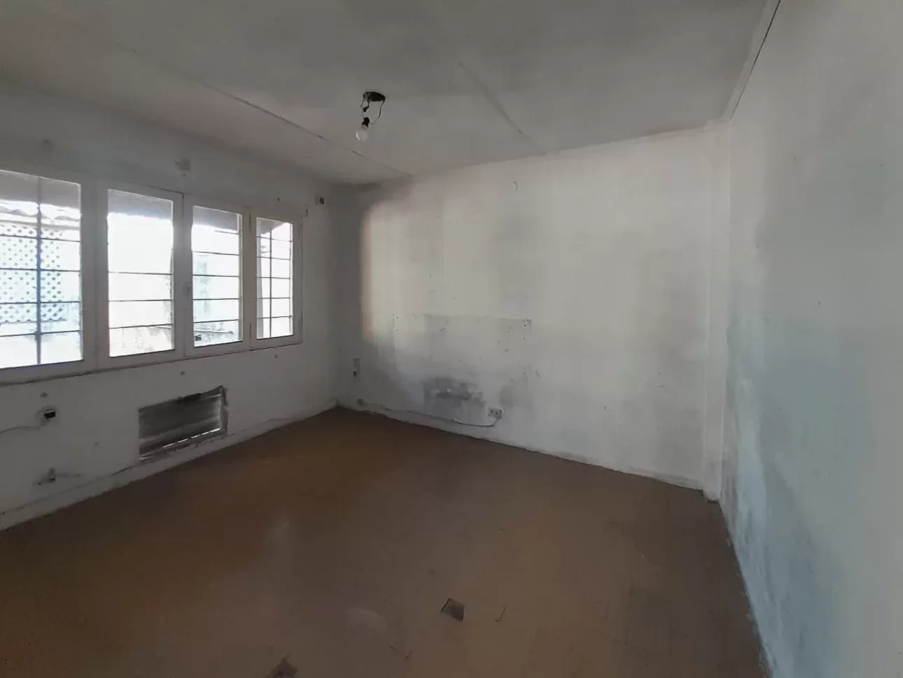 LOTE CON CASA A DEMOLER  PREFABRICADA