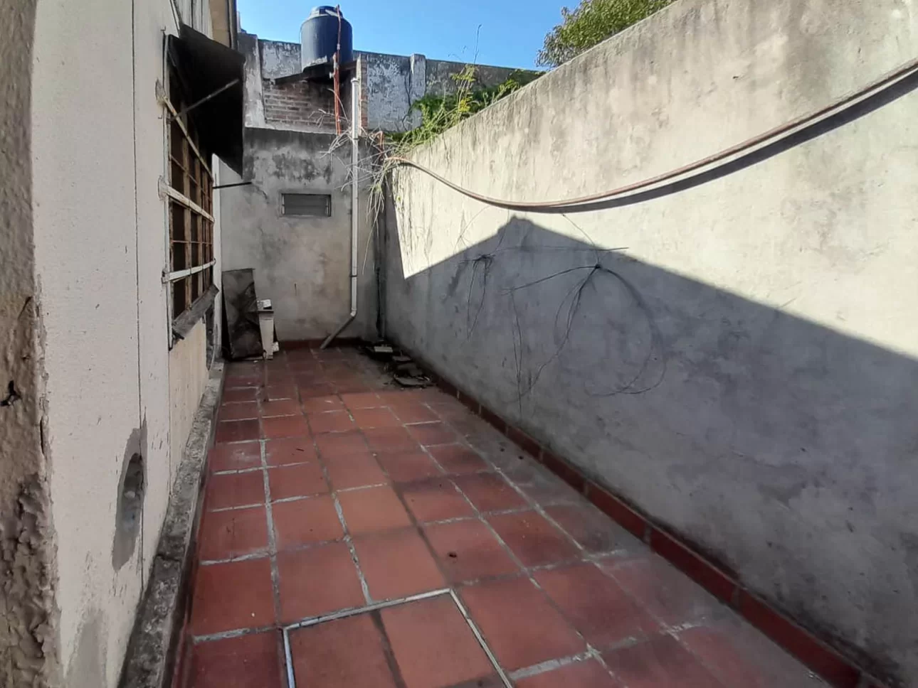 LOTE CON CASA A DEMOLER  PREFABRICADA