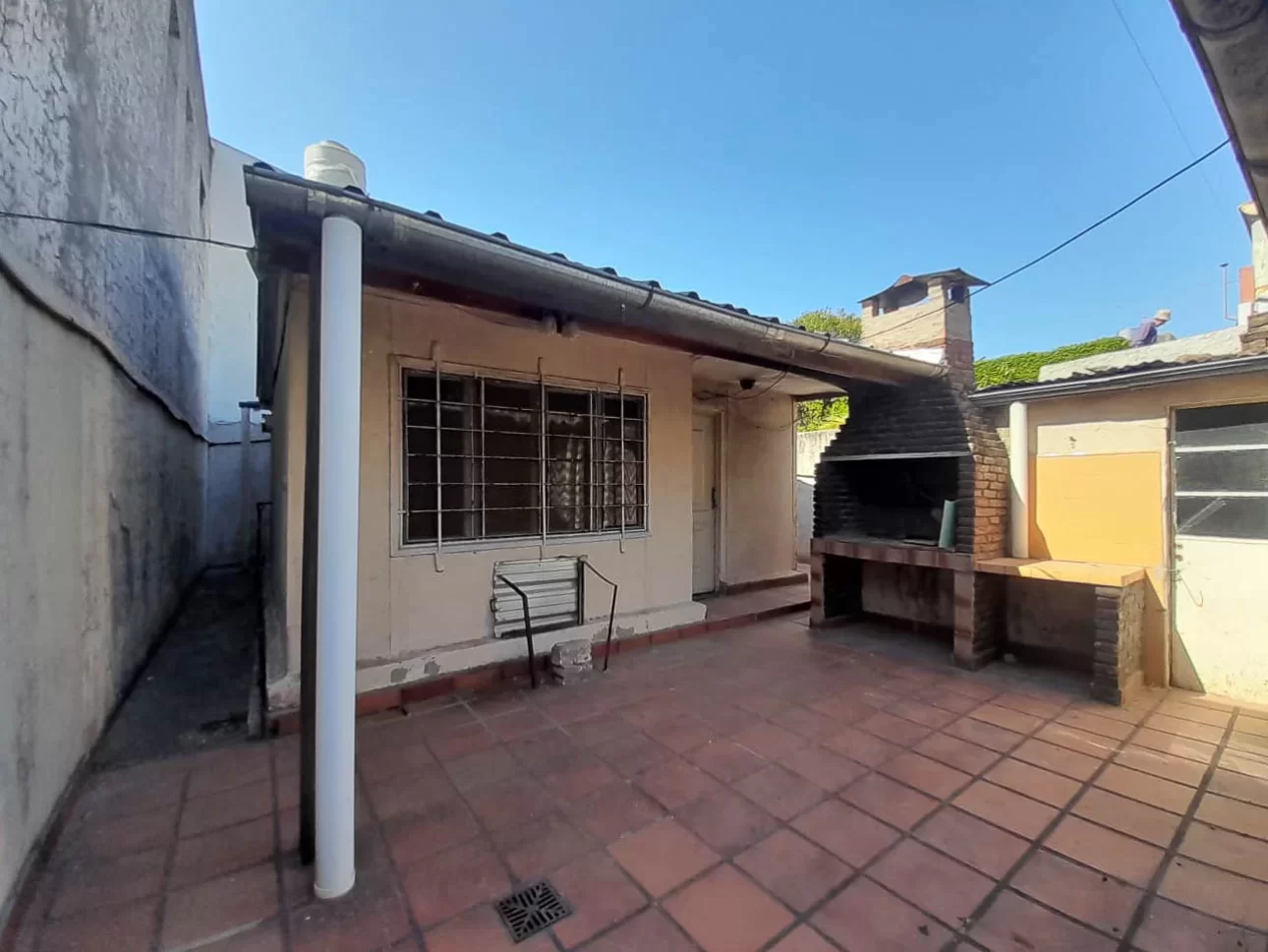 LOTE CON CASA A DEMOLER  PREFABRICADA