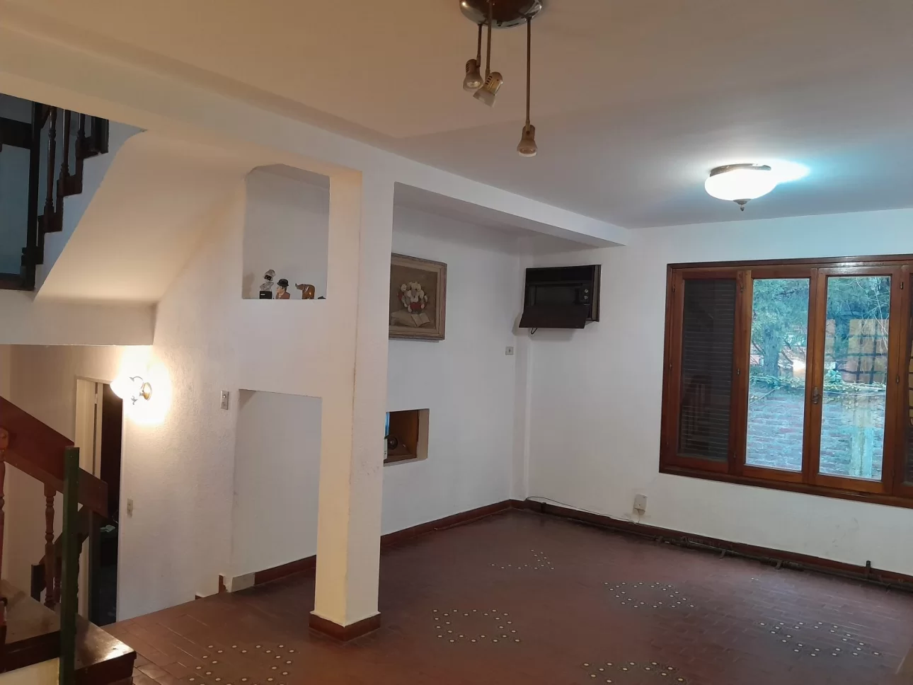 HAEDO,CASA TIPO TRIPLEX,4AMBIENTES,COCHERA,EXCELENTE PROPIED