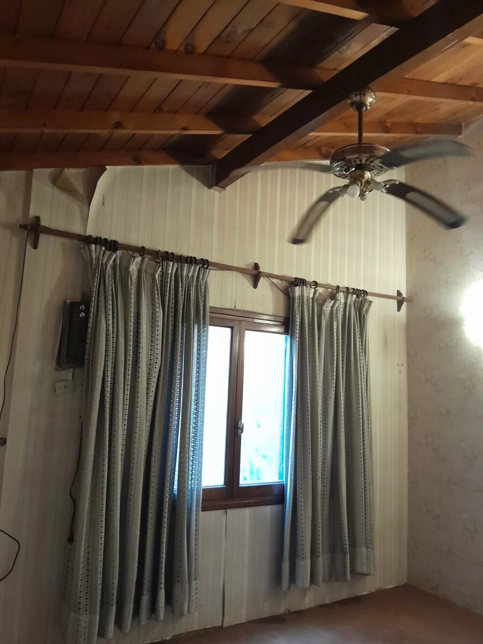 HAEDO,CASA TIPO TRIPLEX,4AMBIENTES,COCHERA,EXCELENTE PROPIED