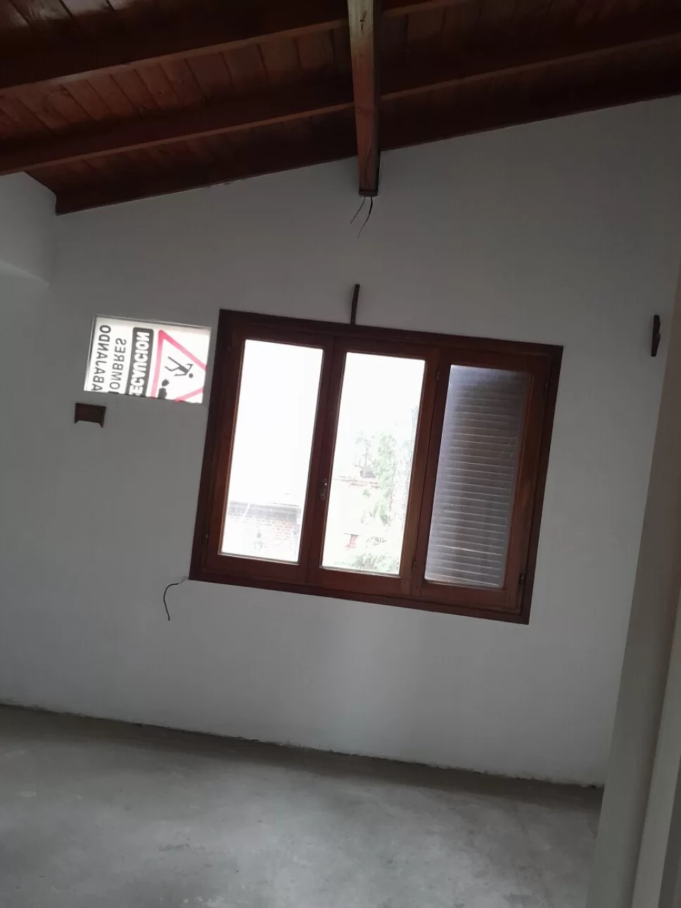 HAEDO,CASA TIPO TRIPLEX,4AMBIENTES,COCHERA,EXCELENTE PROPIED