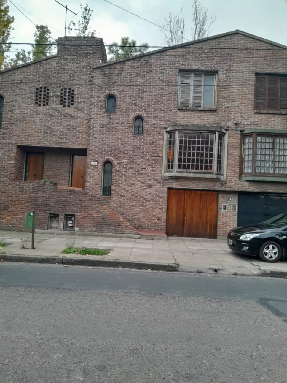 HAEDO,CASA TIPO TRIPLEX,4AMB-COCHERA,EXCELENTE PROPIED