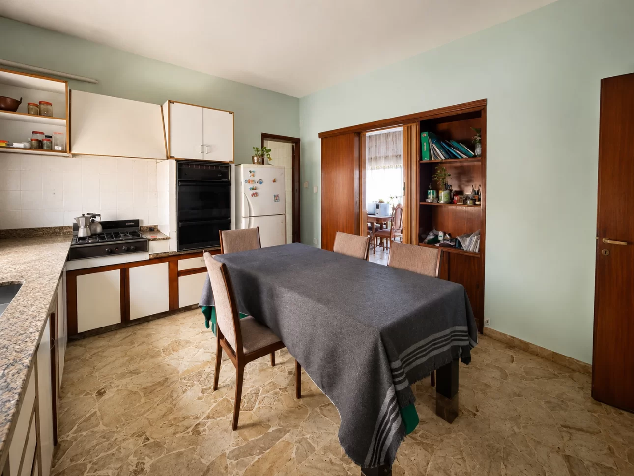 Departamento de 4 ambientes con patio y balcon