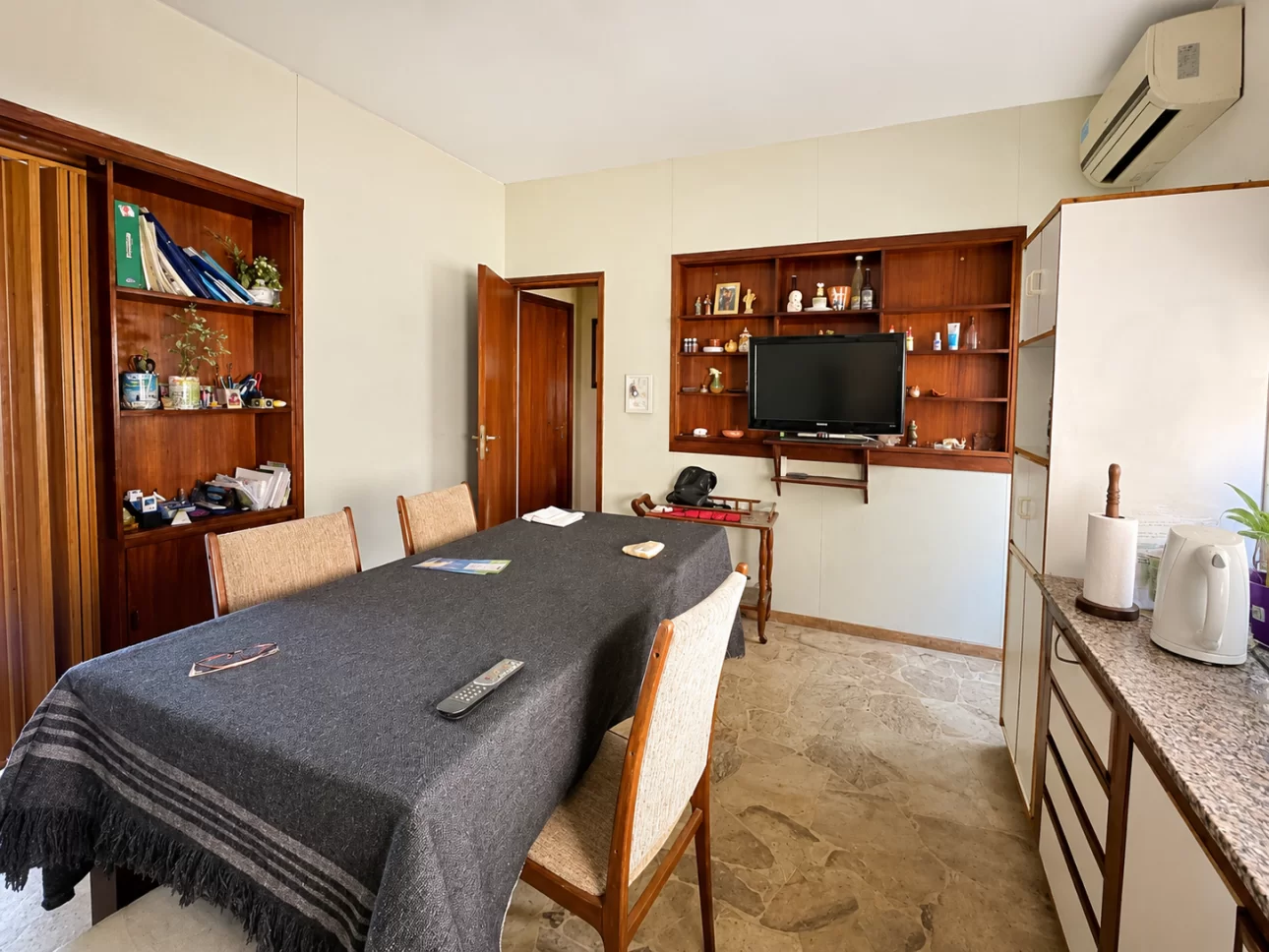 Departamento de 4 ambientes con patio y balcon