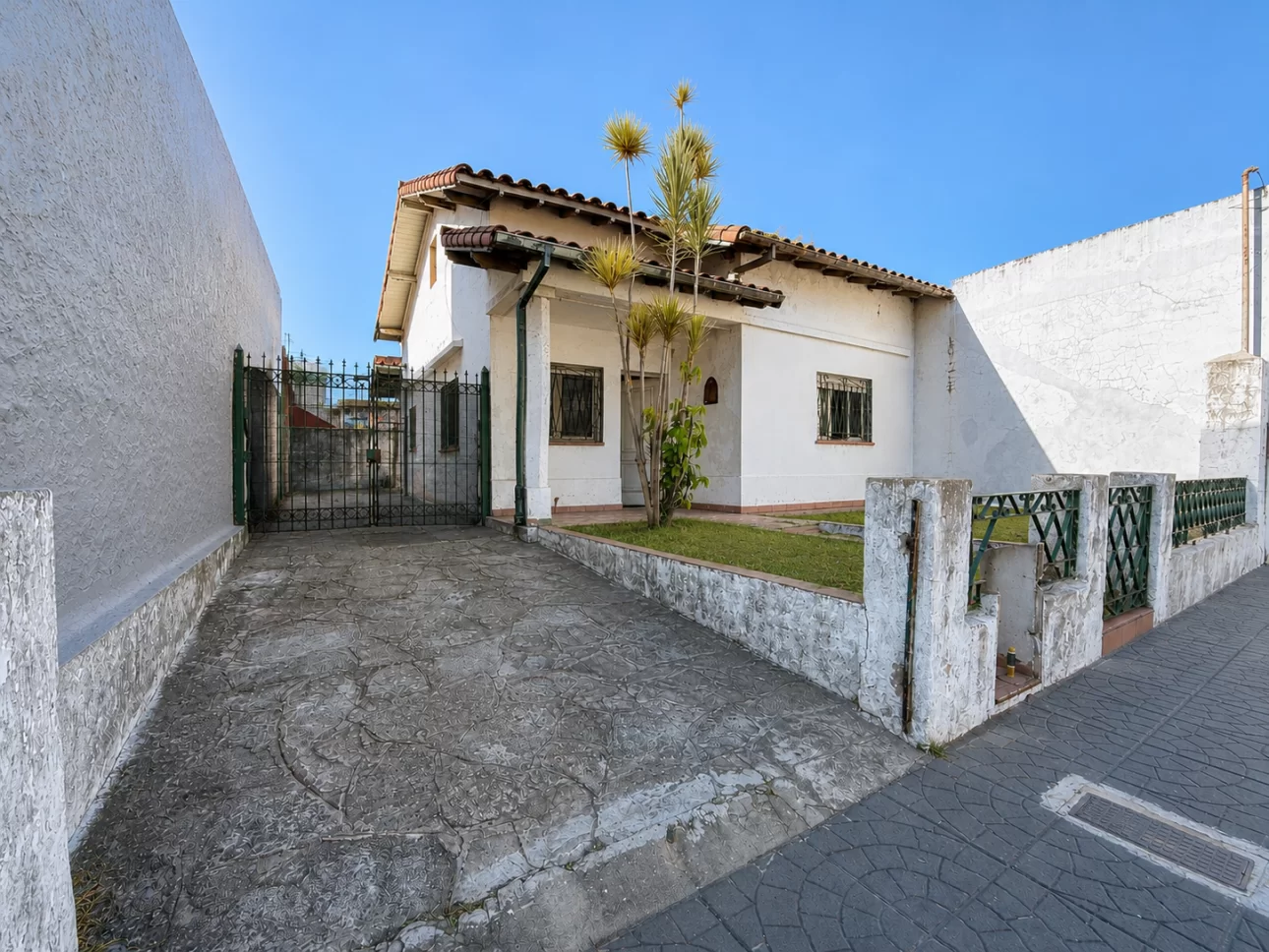 Chalet de 4 ambientes con patio y cochera pasante