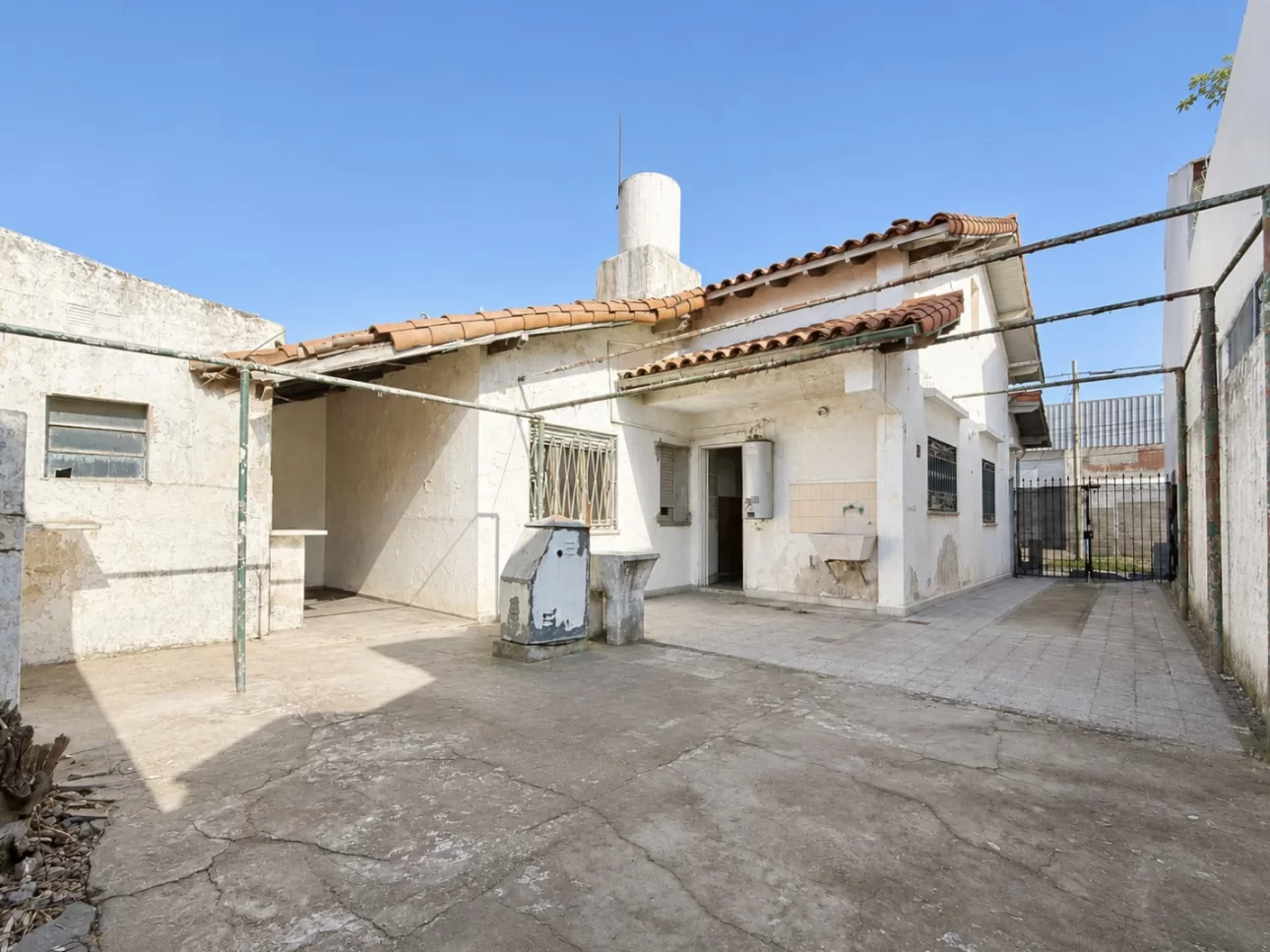 Chalet de 4 ambientes con patio y cochera pasante