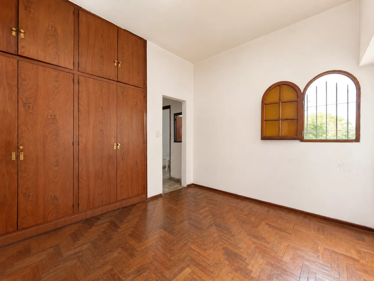 Casa de 3 ambientes con parque y garage