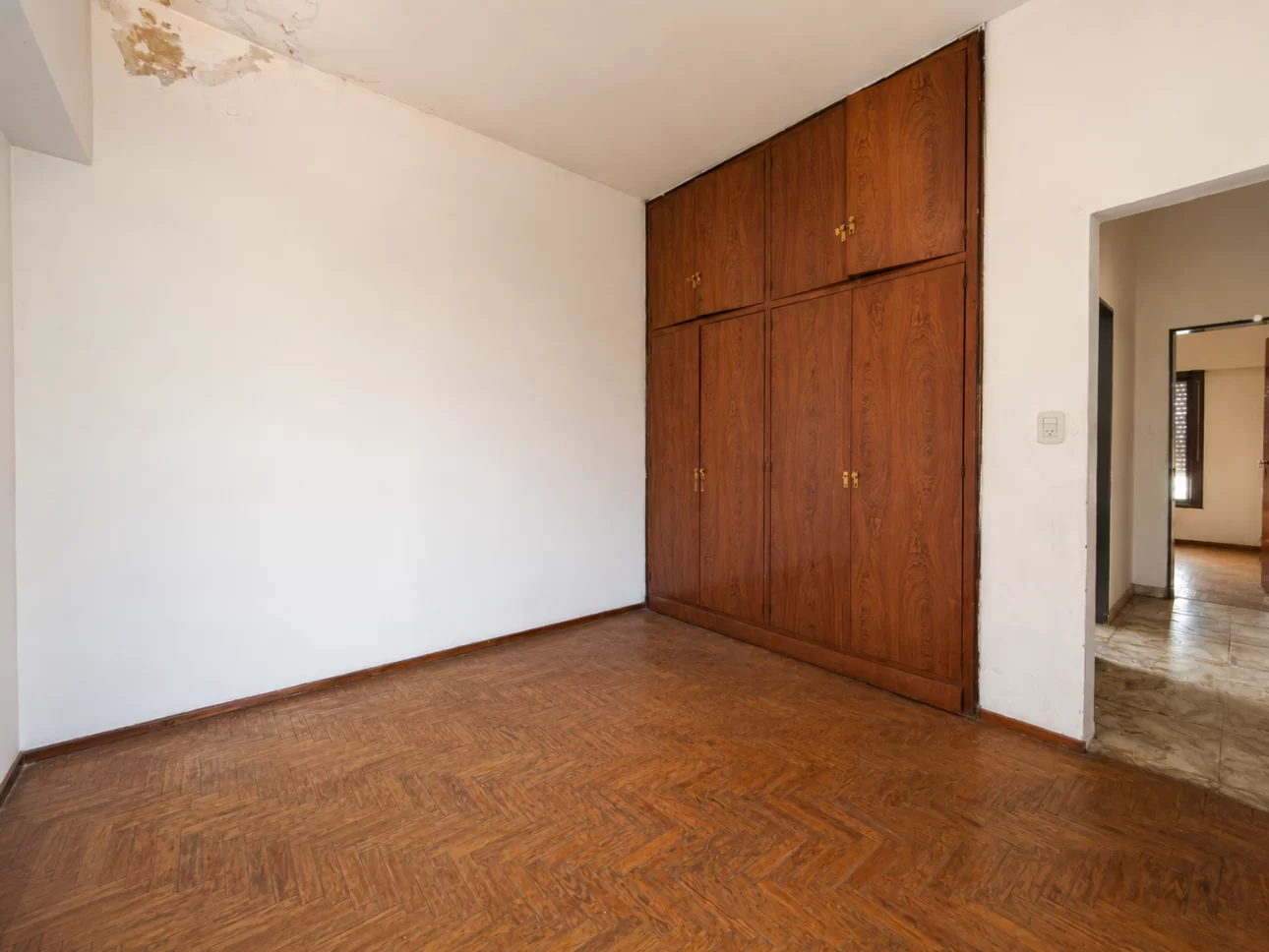 Casa de 3 ambientes con parque y garage