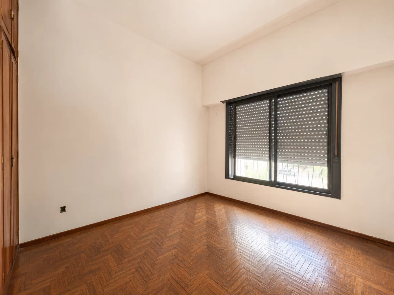 Casa de 3 ambientes con parque y garage