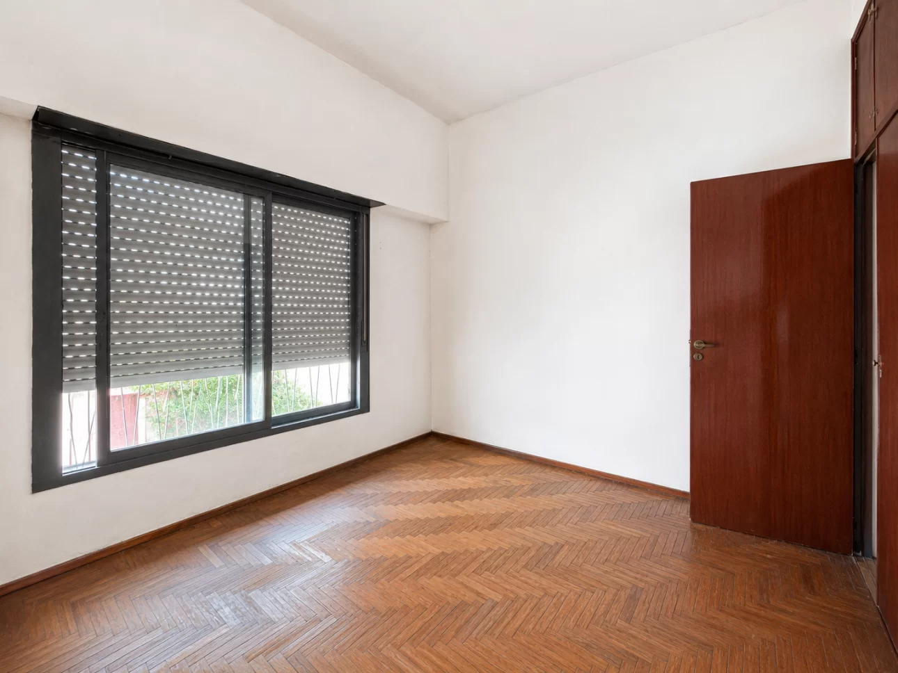 Casa de 3 ambientes con parque y garage