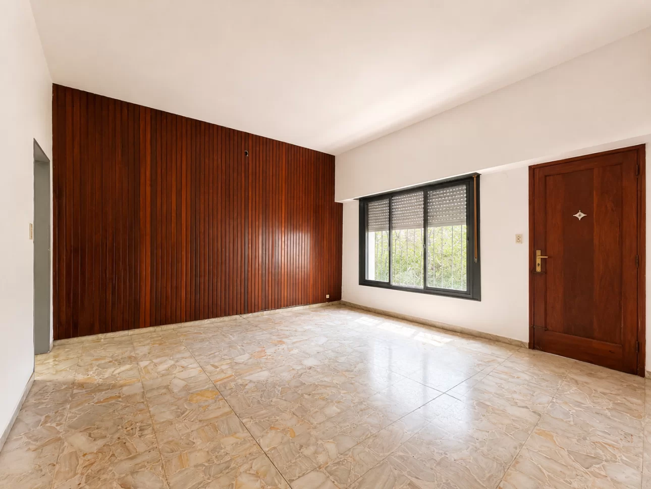 Casa de 3 ambientes con parque y garage
