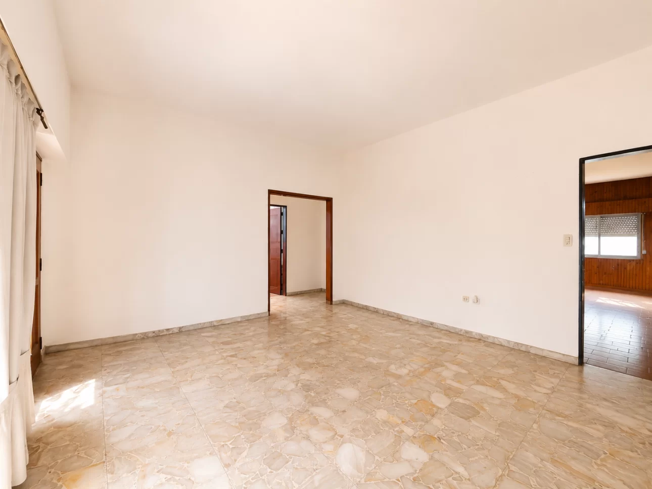 Casa de 3 ambientes con parque y garage