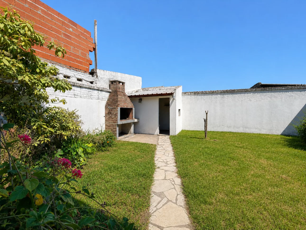 Casa de 3 ambientes con parque y garage
