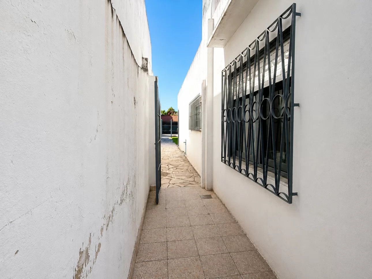 Casa de 3 ambientes con parque y garage