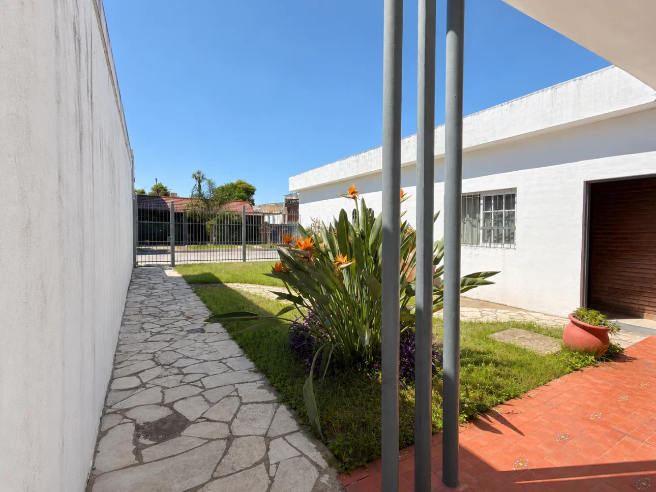 Casa de 3 ambientes con parque y garage