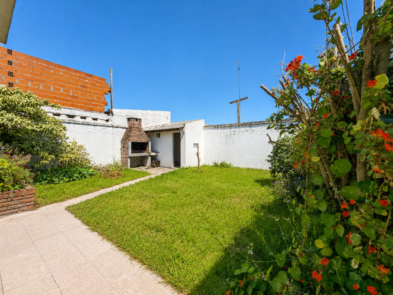 Casa de 3 ambientes con parque y garage