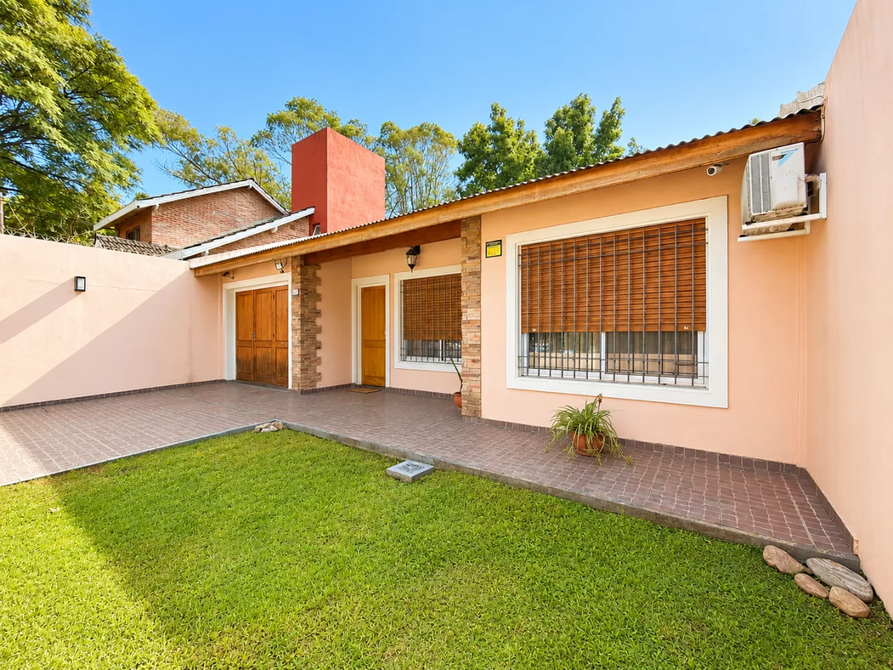Chalet de 3 ambientes con parque, garage y quincho