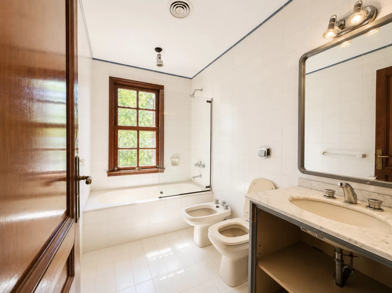 Chalet de 7 ambientes con parque, piscina y cocheras